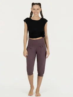 Sukha Capri Yoga Pants - Berry