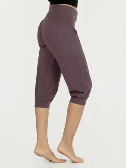 Sukha Capri Yoga Pants - Berry