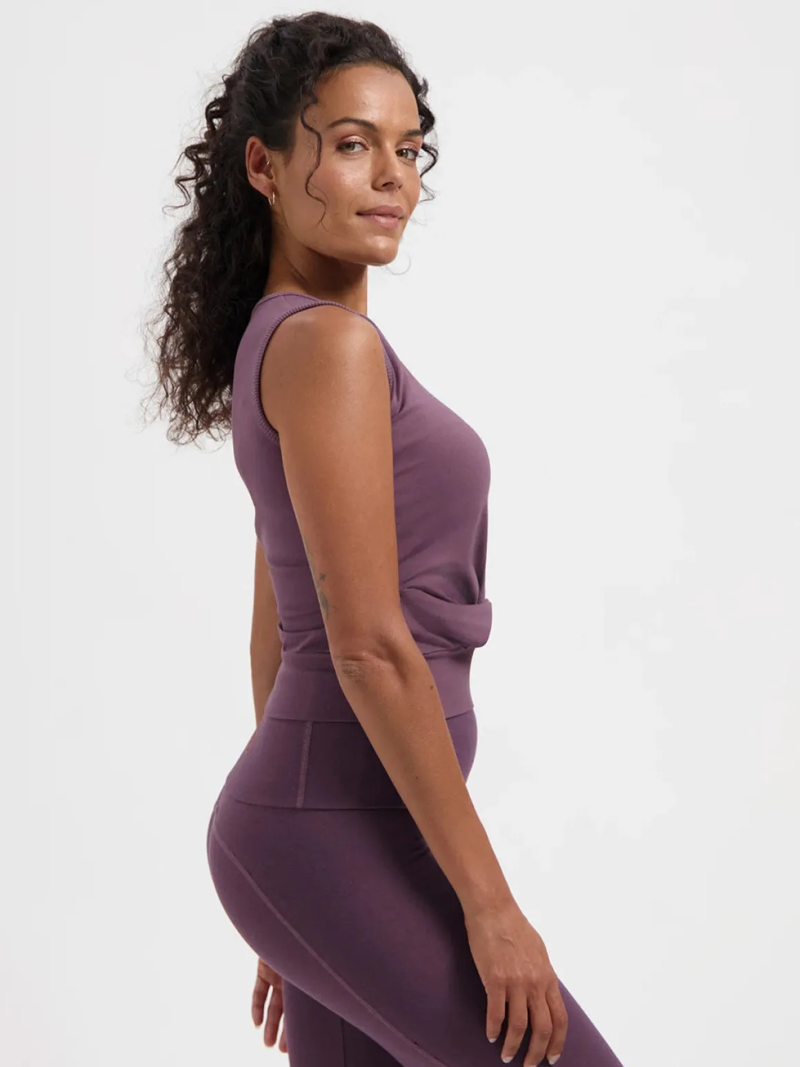 Veyra Knot Yoga Tank - Berry
